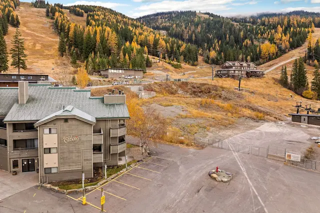Step out of the car and you'll spot the slopes already waiting behind the building before you've even unpacked.