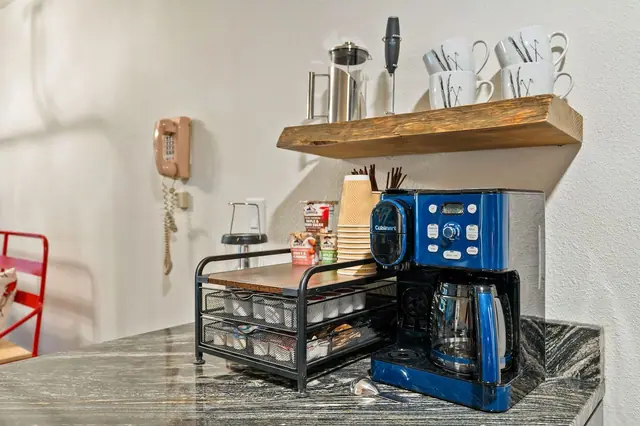 Take your pick between the drip maker and the French press, grab a mug off the shelf, and raid the snack basket before first chair mornings start right here.