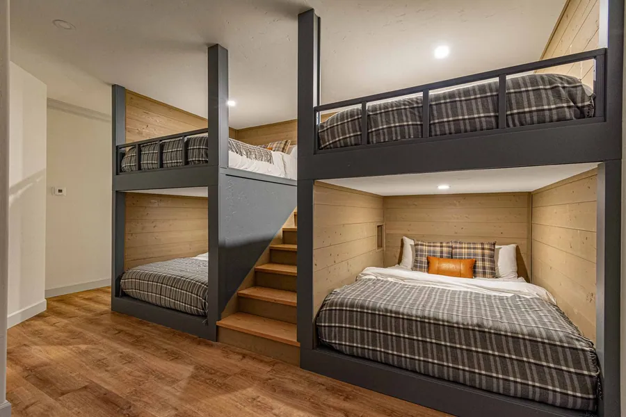 Bedroom ten at Soaring Eagle Lodge: 4 Queen bunks