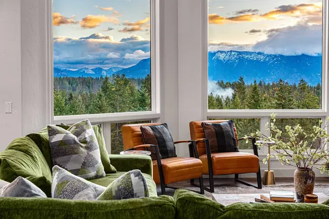 Watch the sunset paint the mountains through the floor-to-ceiling windows as you settle into the sectional.